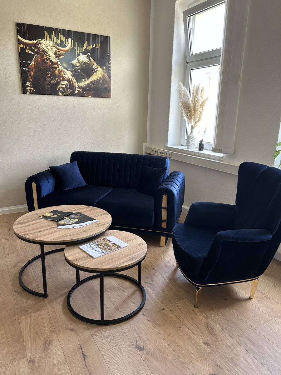 Sitzecke mit Wandbild von Bulle und Bär als Symbol für die Börse