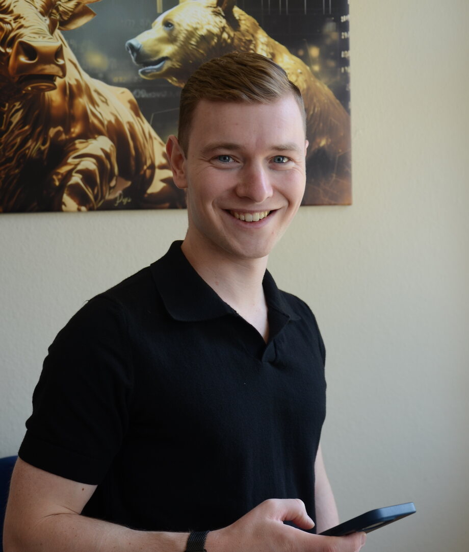 Piet Steglich in seinem Büro in Bautzen, vor dem Wandbild mit Bulle und Bär
